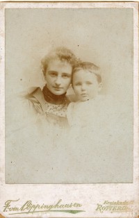 Catharina Jacoba de Lange met haar zoon Hendrik Gerard Johan MG (Henri Parijs) (1894-1966)